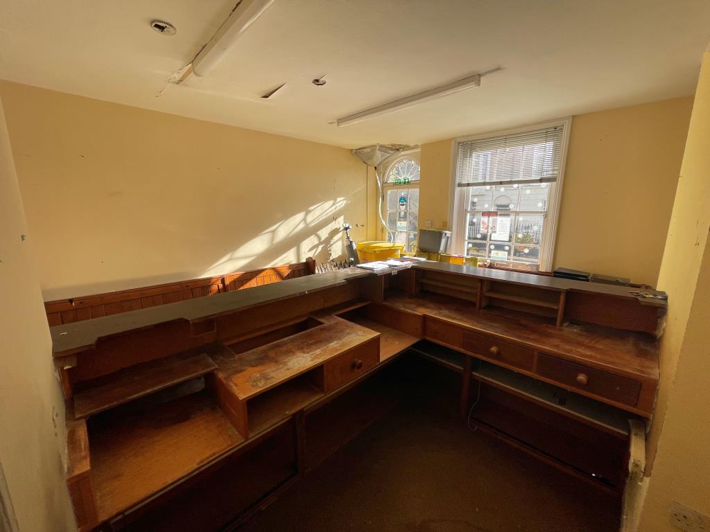 Lot: 133 - TWO ADJACENT BUILDINGS WITH POTENTIAL FOR CONVERSION - Reception room on ground floor
